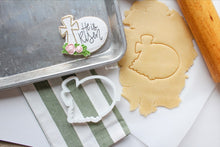 Load image into Gallery viewer, Cross oval with flowers Cutter STL File
